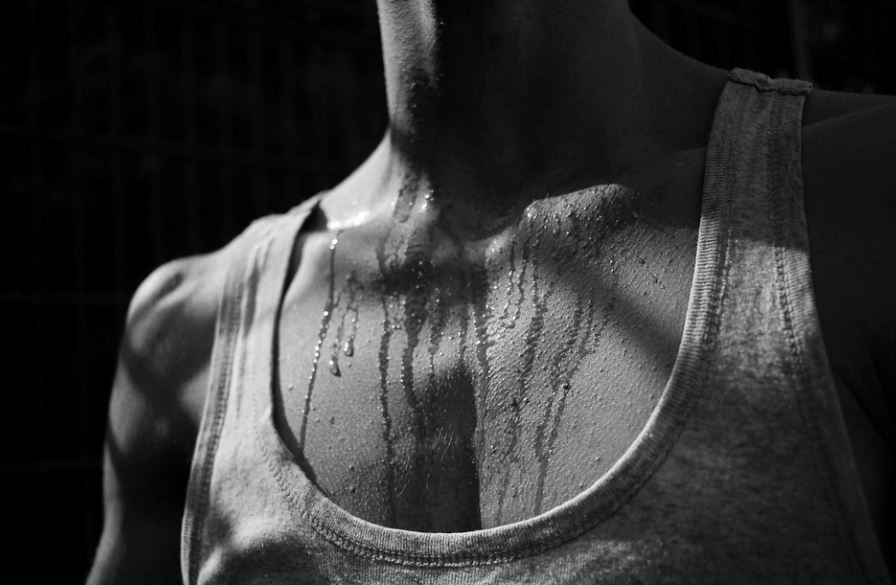 Rêver de sueur : 12 Interprétations et Symboles