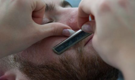 Rêver de se raser : 11 Interprétations et Symboles