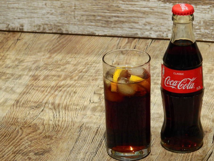 Rêver de boire du cola : 11 Interprétations et Symboles