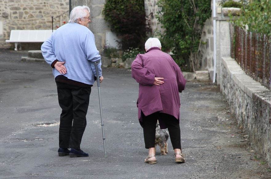 Rêver de personnes âgées : 11 Interprétations et Symboles