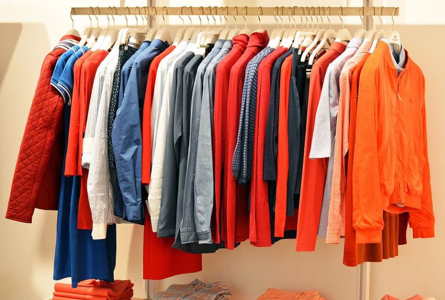 Rêver d’acheter des vêtements : 11 Interprétations et Symboles