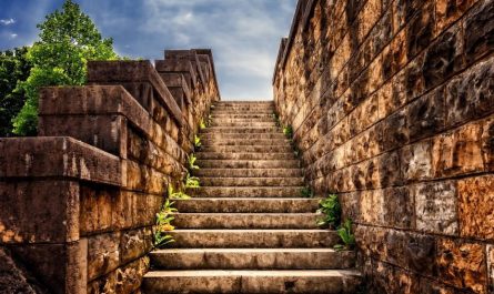 Rêver de monter des escaliers : 10 Interprétations et Symboles