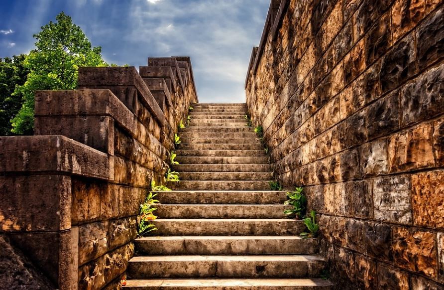 Rêver de monter des escaliers : 10 Interprétations et Symboles
