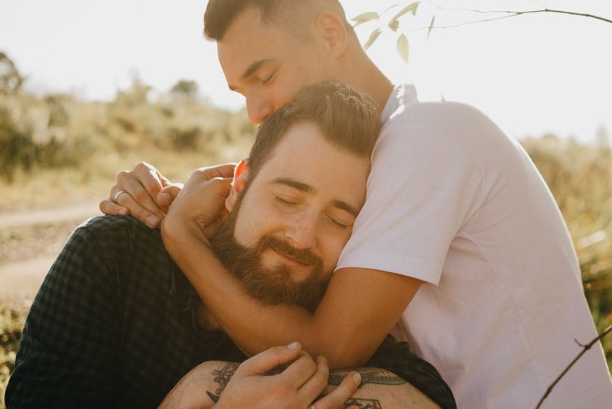 Rêves sur l’homosexualité : 8 Interprétations et Symboles