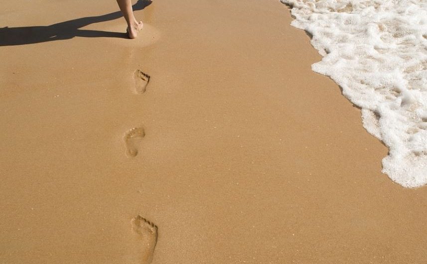 Rêver d’empreintes de pas : 8 Interprétations et Symboles