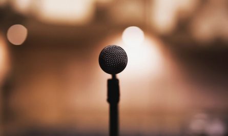 Rêvez de microphone :12 Interprétations et Symboles