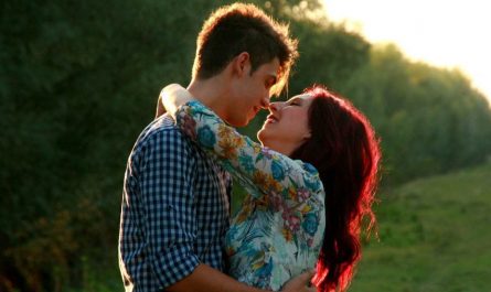 Rêvez d’embrasser quelqu’un que vous ne connaissez pas : 16 Interprétations et Symboles