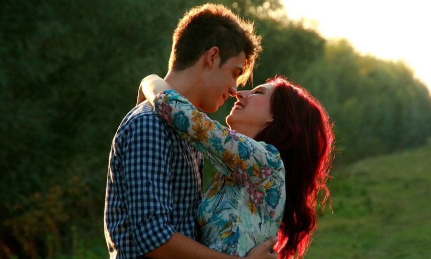 Rêvez d’embrasser quelqu’un que vous ne connaissez pas : 16 Interprétations et Symboles