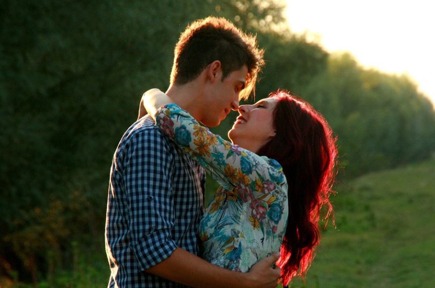 Rêvez d’embrasser quelqu’un que vous ne connaissez pas : 16 Interprétations et Symboles