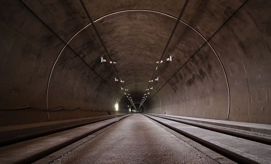 Rêver de tunnels : 7 Interprétations et Symboles