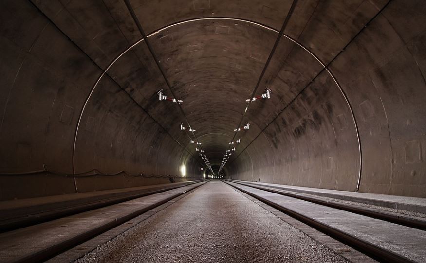 Rêver de tunnels : 7 Interprétations et Symboles