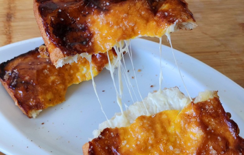 Rêvez de faire des toasts : 6 Interprétations et Symboles