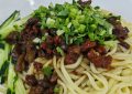Rêver de Jajangmyeon : 8 Interprétations et Symboles