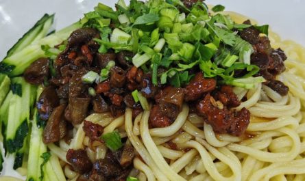 Rêver de Jajangmyeon : 8 Interprétations et Symboles