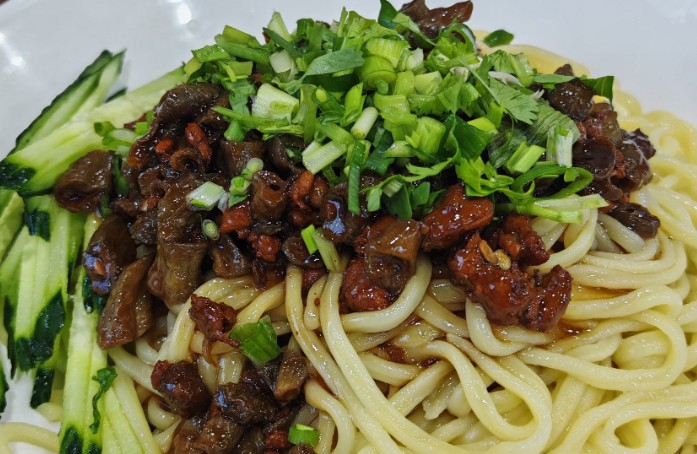 Rêver de Jajangmyeon : 8 Interprétations et Symboles