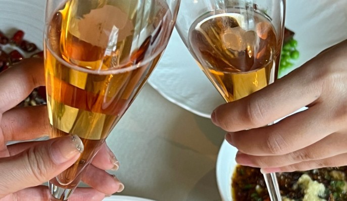 Rêve de sortir avec quelqu’un : 17 Interprétations et Symboles