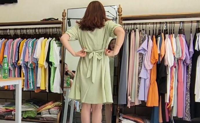 Rêve d’acheter des vêtements : 25 Interprétations et Symboles