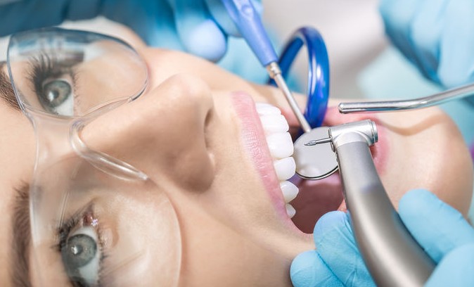 Rêvez de recevoir un traitement chez le dentiste : 18 Interprétations et Symboles
