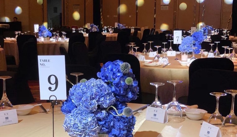 Rêvez d’organiser un dîner : 24 Interprétations et Symboles