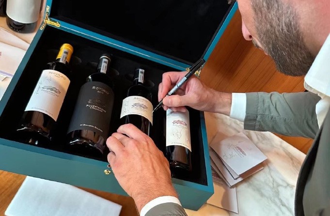 Rêvez de recevoir un cadeau d’alcool : 12 Interprétations et Symboles