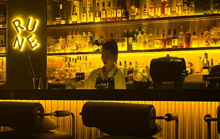 Rêve d’un bar : 22 Interprétations et Symboles