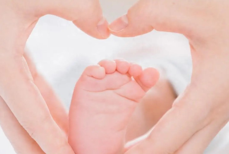 Rêver que quelqu’un donne naissance à un enfant : 18 Interprétations et Symboles