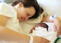 Rêver que la mère donne naissance à un enfant : 20 Interprétations et Symboles