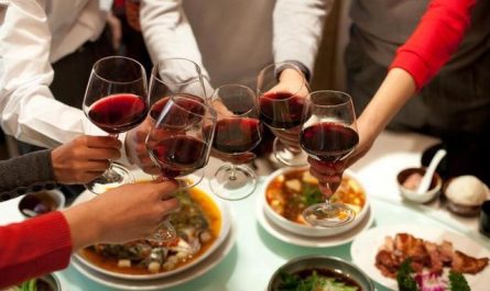 Rêver de boire : 48 Interprétations et Symboles