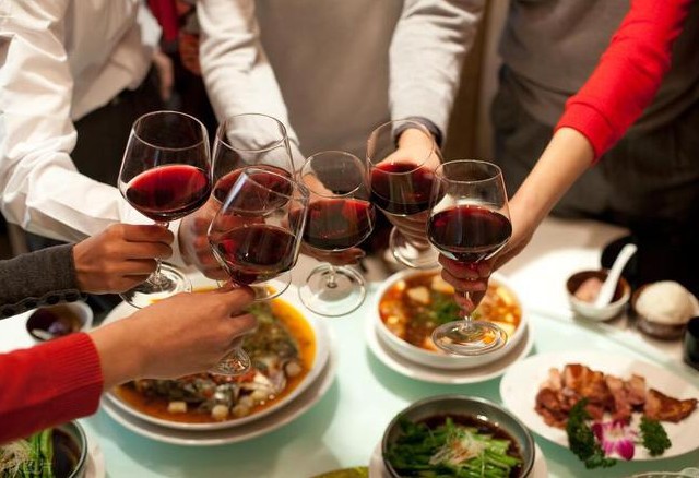 Rêver de boire : 48 Interprétations et Symboles