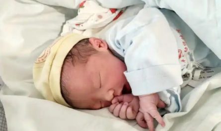 Rêver d’une amie donnant naissance à un enfant : 18 Interprétations et Symboles