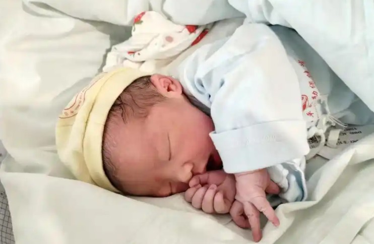 Rêver d’une amie donnant naissance à un enfant : 18 Interprétations et Symboles