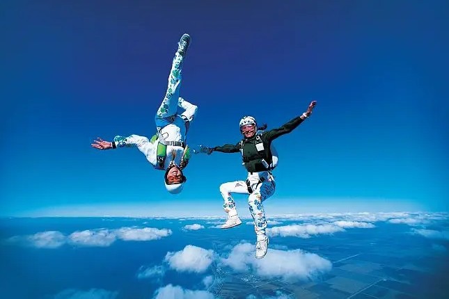 Rêver de planer dans le ciel : 20 Interprétations et Symboles