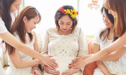 Rêver qu’une amie tombe enceinte : 20 Interprétations et Symboles