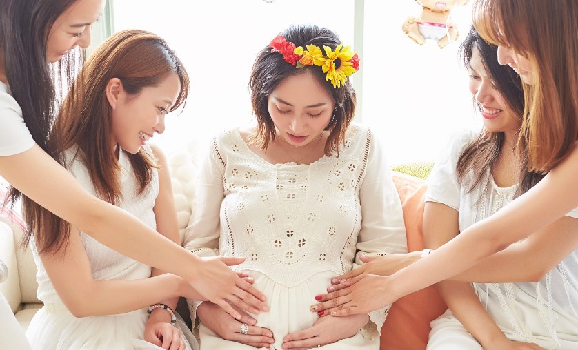 Rêver qu’une amie tombe enceinte : 20 Interprétations et Symboles