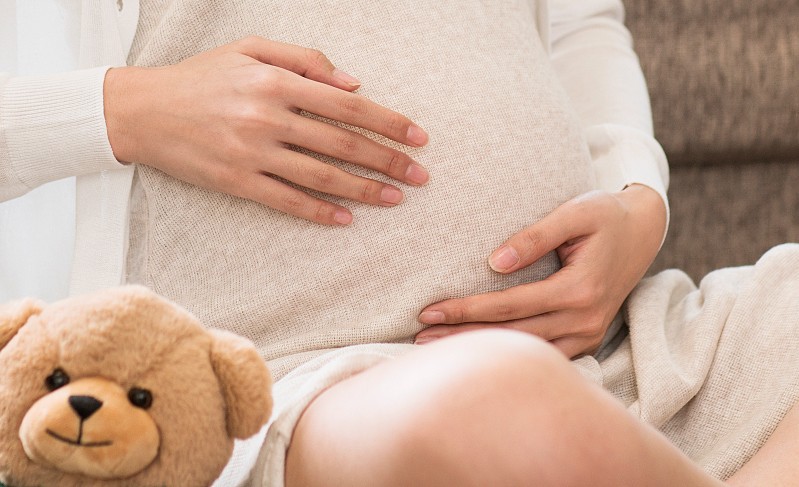 Rêver que ton frère soit enceint : 18 Interprétations et Symboles