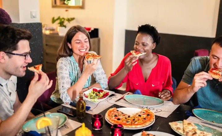 Rêver de manger avec ton ex : 20 Interprétations et Symboles