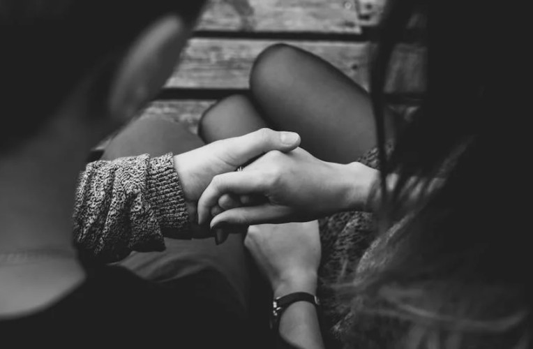 Rêver d’un ex-petit ami qui avoue : 20 Interprétations et Symboles