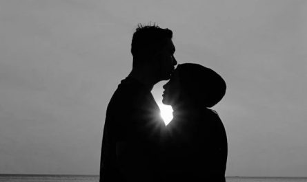 Rêver d’embrasser ton ex : 20 Interprétations et Symboles