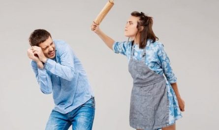 Rêver de frapper ton mari : 20 Interprétations et Symboles