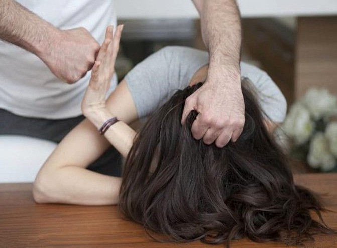 Rêver de frapper ta femme : 20 Interprétations et Symboles