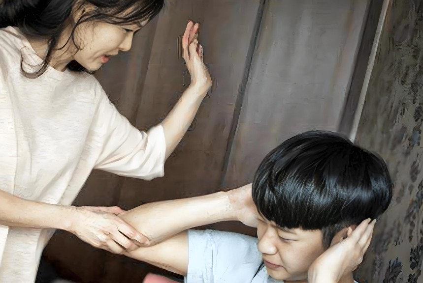 Rêver de frapper un enfant : 8 Interprétations et Symboles