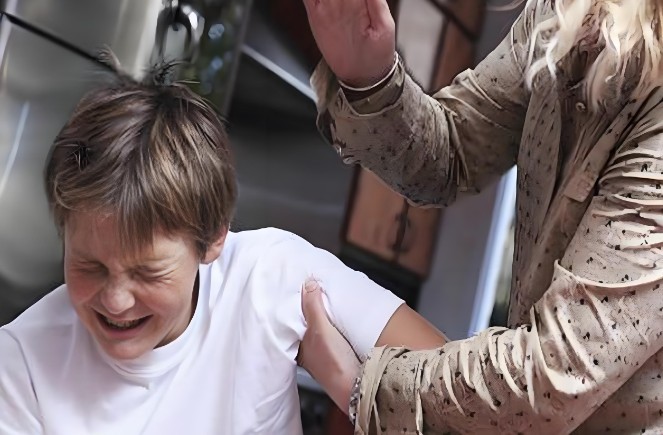 Rêver de frapper un membre de la famille : 12 Interprétations et Symboles