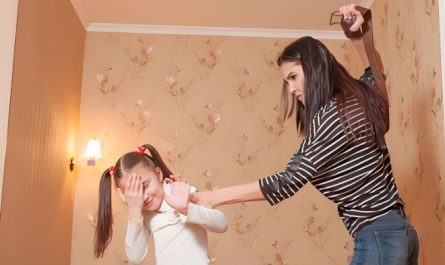 Rêver de frapper les parents : 7 Interprétations et Symboles