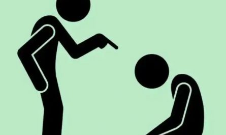 Rêver de battre quelqu’un : 12 Interprétations et Symboles