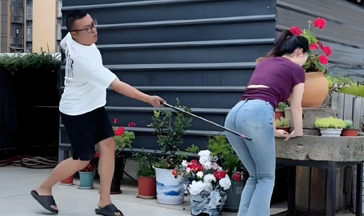 Rêver de frapper une femme : 13 Interprétations et Symboles