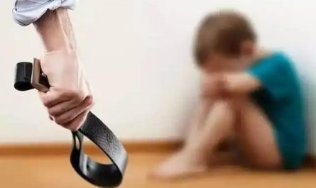 Rêver de donner une fessée à un bébé : 7 Interprétations et Symboles