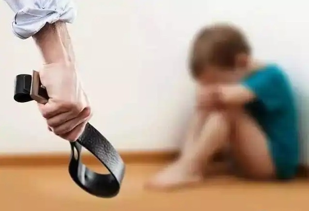 Rêver de donner une fessée à un bébé : 7 Interprétations et Symboles