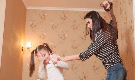 Rêver que ta mère te frappe : 8 Interprétations et Symboles