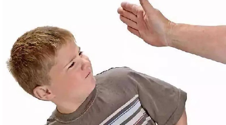 Rêver de gifles : 10 Interprétations et Symboles