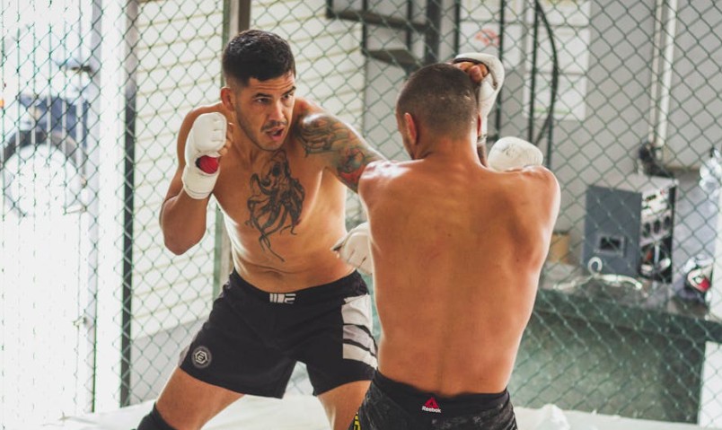 Rêver de te faire battre par un ami : 9 Interprétations et Symboles